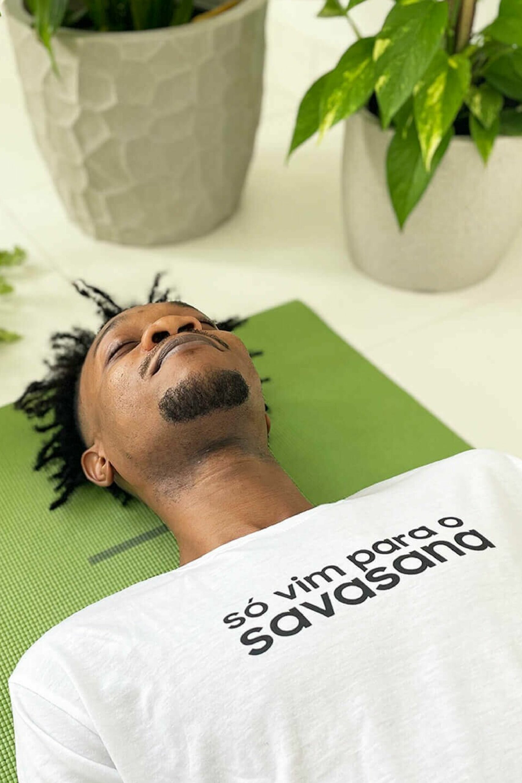 camiseta-savasana-branca-tshirt-yogateria-07