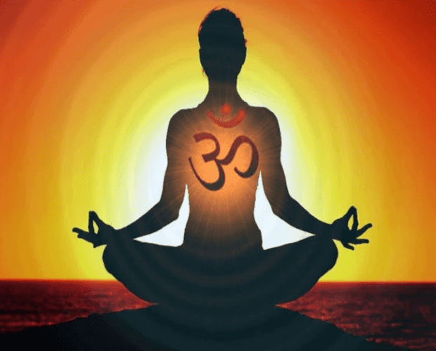 OM - mantra - pessoa - meditando