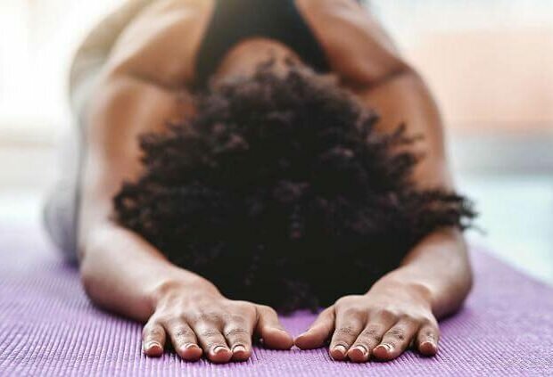 mulher-negra-yoga-yogateria
