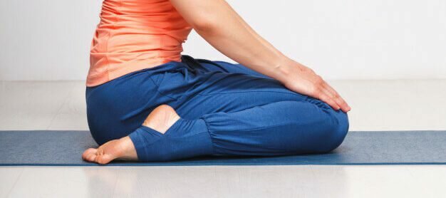 Homem meditando em siddhasana meditação de ioga para relaxamento