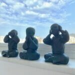 estatua-trio-budinhas-yogateria-preta-1