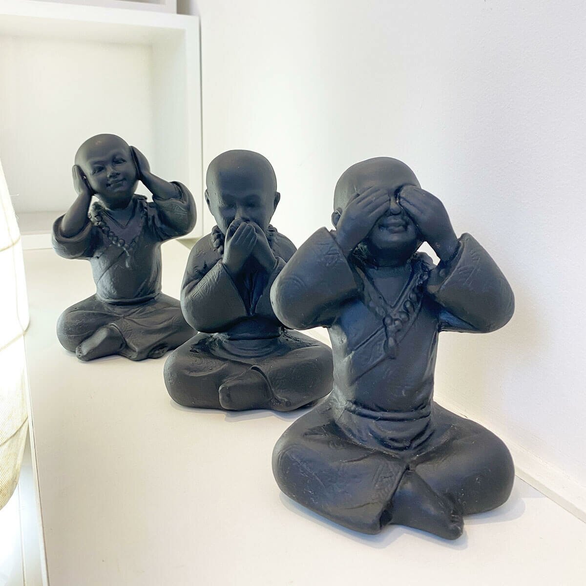 estatua-trio-budinhas-yogateria-preta-2